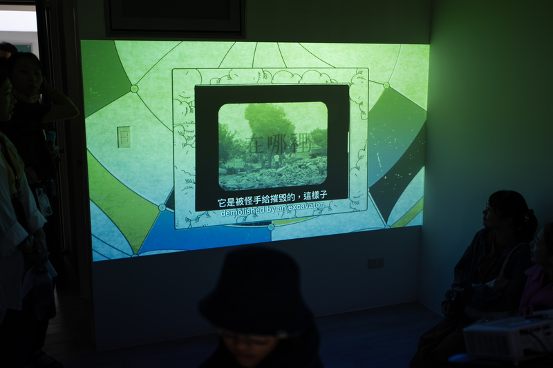 許家禎將這些私密的個人記憶投影於牆面，交織成跨越世代與族群的集體敘事。（圖片提供／好伴社計）