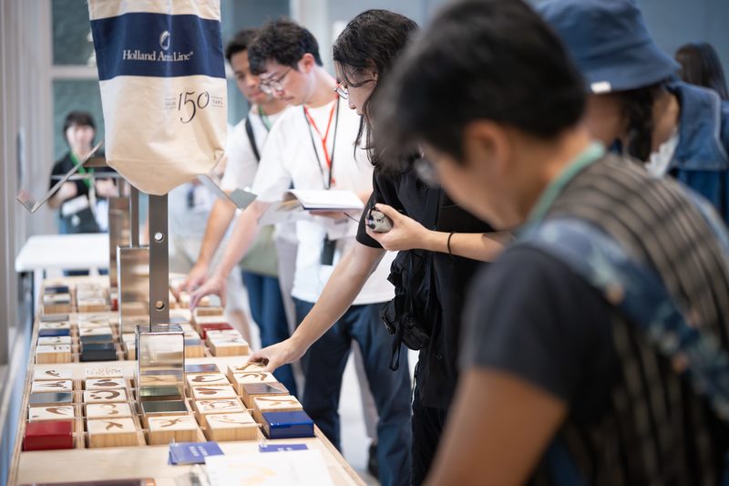 公共藝術的終極目標，是將社區塑造成人人有所歸屬的地方。作品《轉手印緣-梧棲社宅人情交易所》從交換物件延伸到交換彼此的生命經驗，將陌生的人際關係轉化為具體的情感交流。（圖片提供／好伴社計）