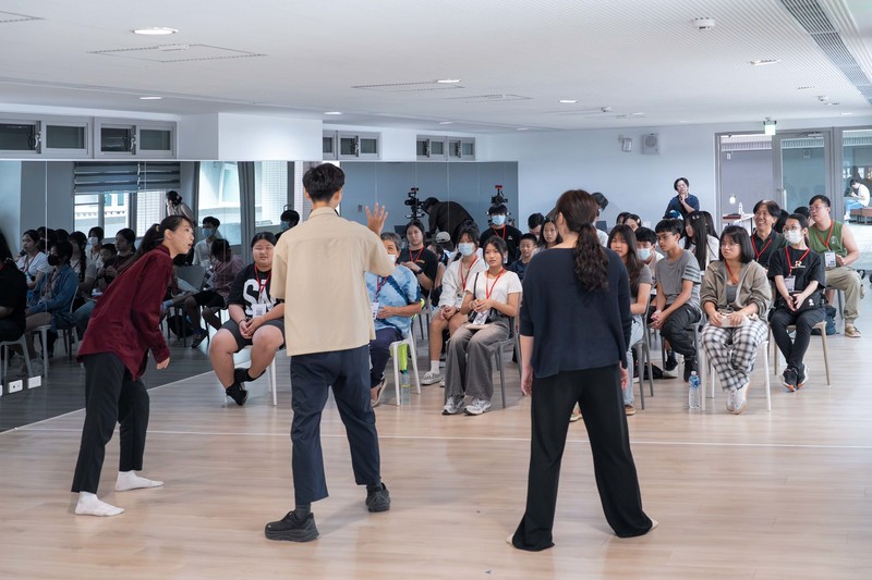 「唯劇場」透過在開放的大廳演出，將私密的居住焦慮轉化為公共議題，邀請居民與觀眾共同凝視制度下的困境。（圖片提供／好伴社計）