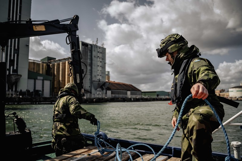 2023年4月，極光23號全防衛演習期間，瑞典鄉土防衛隊在南方港口羽斯塔德（Ystad）演練布設水雷。在港口、紅色海灘的布雷行動，是守備部隊阻止敵軍登陸作戰的防禦手段之一。（攝影／Felix Sundbäck／瑞典武裝部隊）