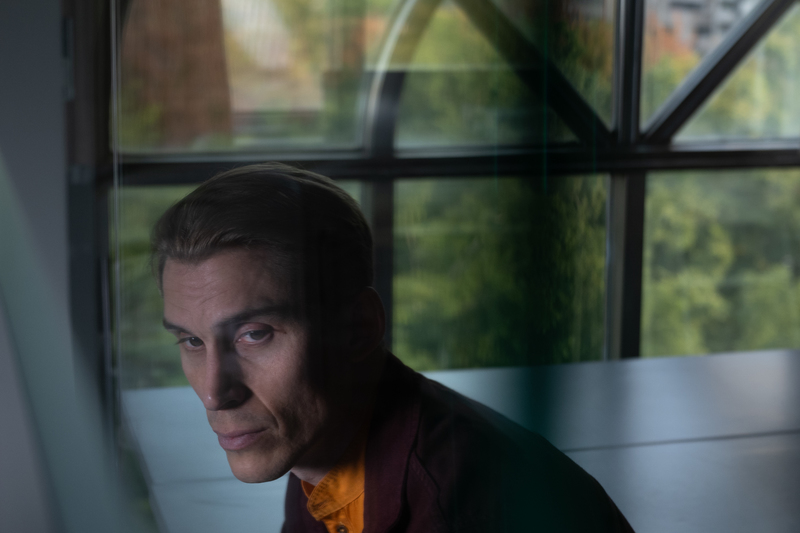 接受《報導者》採訪的瑞典國防大學戰爭研究學院副教授曼格（Marcel Mangold），近年持續關注台灣的全民國防戰略。他指出，瑞典的民防制度確實有值得台灣借鏡之處，但也警告，在現代混合戰威脅下，台灣仍面臨多項結構性問題，包括民防任務定位不清、戰時職責分工模糊、公民參與國防程度偏低、整體準備不足，以及社會對威脅認知缺乏共識等挑戰。（攝影／謝佩穎）