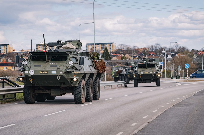 瑞典民防韌性的核心，在於讓公民深信「保衛國家，就是保衛我自己的私人生活」。圖為2023年4月極光23號全防衛演習，瑞典防空團（Luftvärnsregementet）演練緊急馳援首都都會區。（攝影／Jesper Moldvik／瑞典武裝部隊）