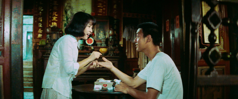 《小城故事》聾啞的阿秀（左，林鳳嬌飾）以手語與人溝通。（圖片提供／國家影視聽中心）