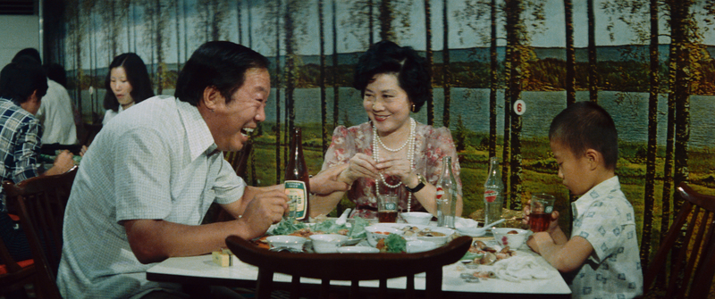 《小城故事》中飾演未婚夫婦的崔福生（左）與傅碧輝（中）。（圖片提供／國家影視聽中心）