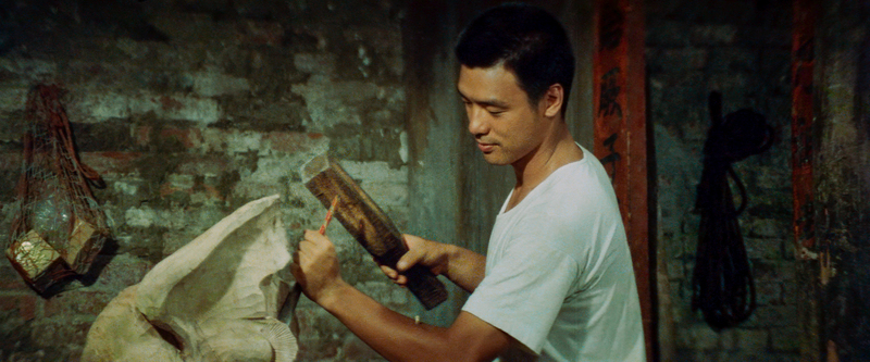 《小城故事》苗栗三義的木雕學徒陳文雄（鍾鎮濤飾）。（圖片提供／國家影視聽中心）