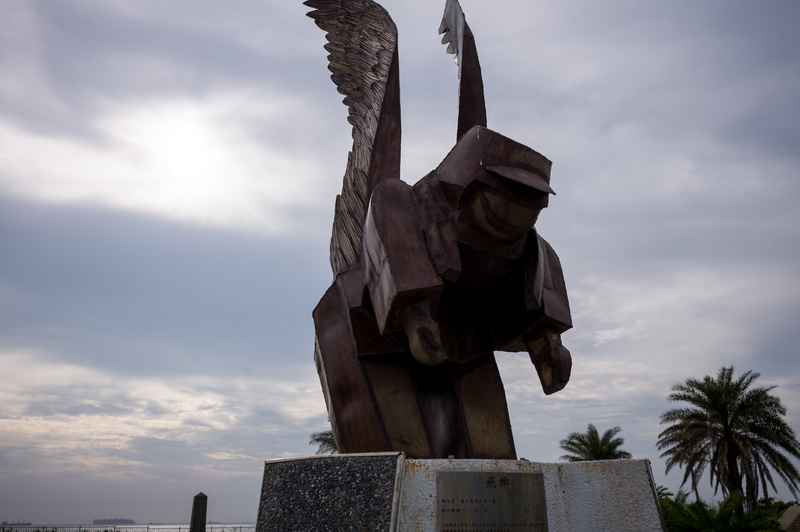 位於高雄旗津的戰爭與和平紀念公園主題館的「飛鄉」台灣兵紀念碑。（攝影／黃世澤）