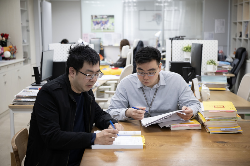 三讀修正通過的《立法院組織法》主要推動者為立法委員牛煦庭辦公室主任曾一誠（左）和法案主任黃牧毅（右）。（攝影／楊子磊）