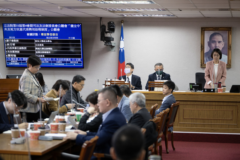 2025年12月17日的立法院助理制度公聽會上，多數學者專家認為若修法改成將助理薪資全部交給立委再由立委自行發給助理，卻沒有對應的核銷跟監督，恐怕會造成公帑流入立委私人口袋，對助理權益與立法專業產生危害。（攝影／楊子磊）