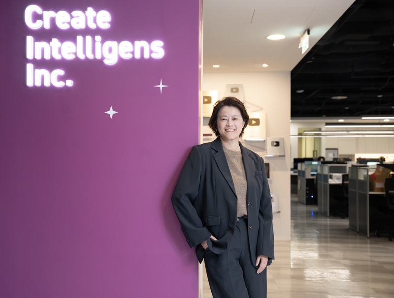 三立電視資深副總經理林慧珍，2011年扛下集團數位轉型任務。面對生成式AI浪潮的挑戰，她積極導入AI工具，期盼增進工作效率。（攝影／周書羽）