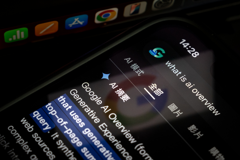 Google AI摘要服務，於網頁最上方提供使用者整合型答案。（攝影／謝佩穎）