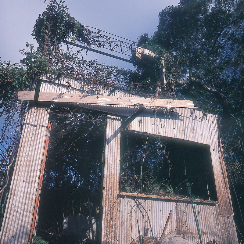 隘界瞭望台位於四枝針仔，屬蘭陽林區管理處宜蘭事業區（現羅東林區管理處），僅存鋼骨結構，鐵皮浪板破損，二樓已無法登臨。（圖片提供／黑體文化）