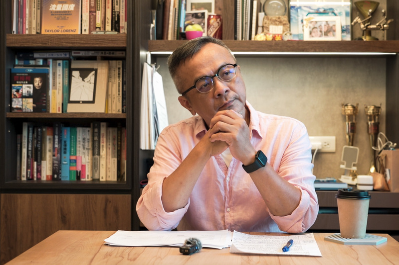 《天下雜誌》顧問黃哲斌擁有超過20年媒體資歷，見證媒體從報紙、雜誌踏入網路平台時代的變化。他觀察，國際新聞媒體開始導入生成式AI技術，提供讀者更有效率新聞獲取方式。（攝影／方君竹／影片截圖）