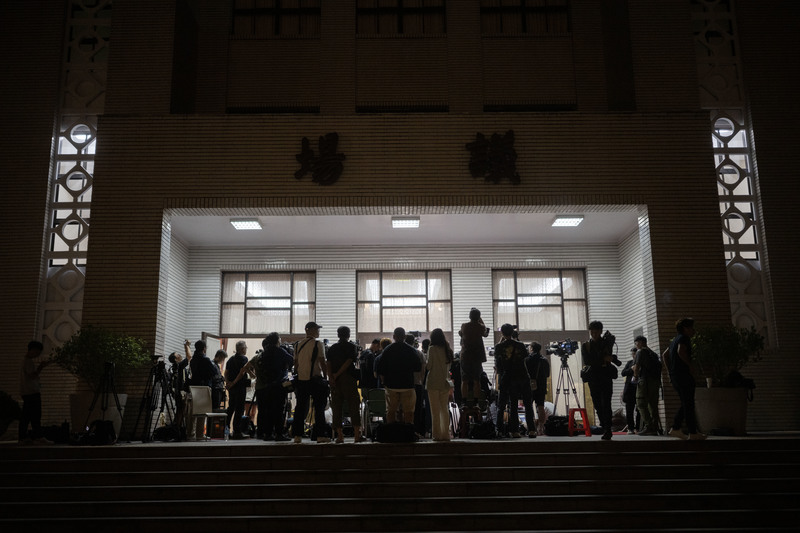 2024年5月29日凌晨12點，各家媒體記者輪班跨夜守候議場，等候採訪立法委員，為讀者帶回議場最新修法情況。有論者認為，「現場」仍是新聞媒體無可取代的價值。（攝影／楊子磊／資料照片）