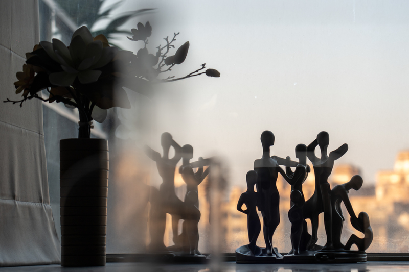 法院實務愈發強調「親自聽取兒少意見」,故法官往往為「完備程序」,傳喚孩子到庭陳述意見,但卻可能使得孩子被反覆推上火線。圖為高雄市少年家事法庭調解室內的擺設。(攝影/陳曉威/資料照片)