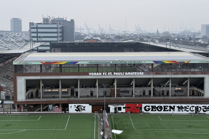 將「環境永續」與「性別平權立場」合而為一，聖保利在米勒門球場看台屋頂上，設有全球首座彩虹色的光電系統。（攝影／陳子軒）