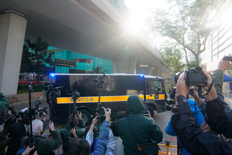 一輛戒備森嚴囚車抵達西九龍裁判法院，準備進行宣判聽證會。香港法院於2026年2月9日對黎智英涉及的《國安法》案件作出判決。（攝影／Lam Yik／Bloomberg via Getty Images）
