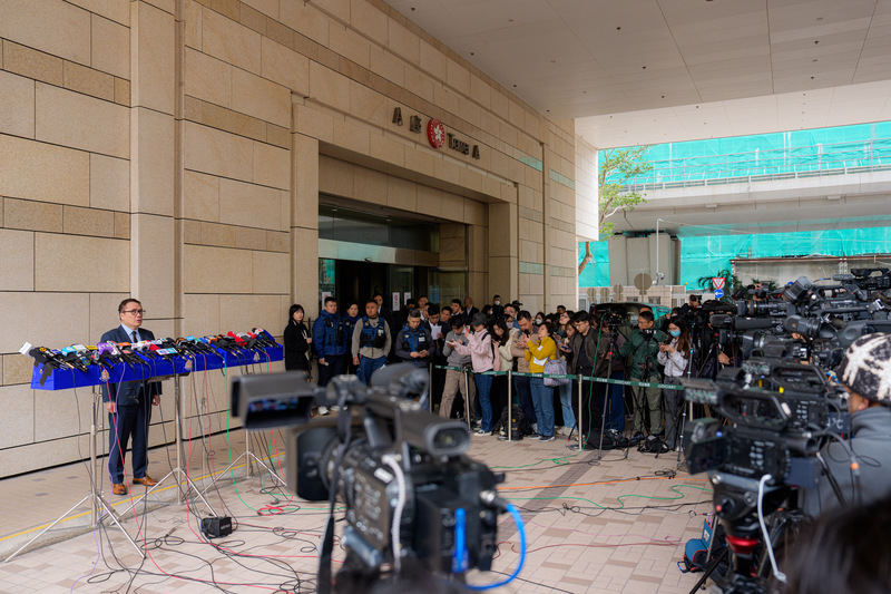 香港警務處國家安全處高級警司李桂華於黎智英案宣判後召開記者會說明判決內容。此一刑期是自北京於香港實施《國安法》以來，法院對民主派人士所處以最重的刑責。（攝影／Lam Yik／Bloomberg via Getty Images）