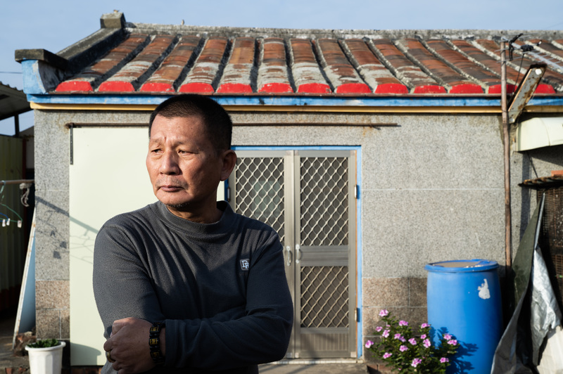 向政府申請的重建補助不夠用，台南市七股區頂山里居民陳興邦只好將原本留給孩子的學費先拿來修補祖厝。（攝影／楊子磊）