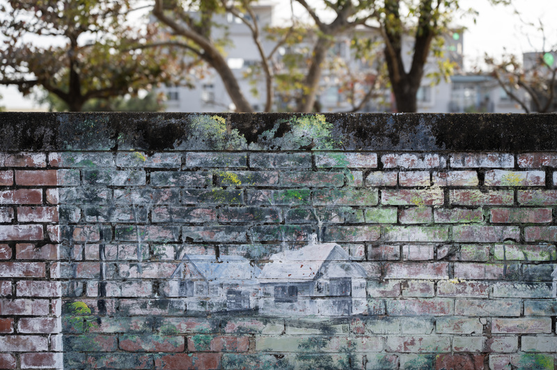 風災過後，台南市學甲區頂洲國小的圍牆上，留著斑駁的彩繪。（攝影／楊子磊）