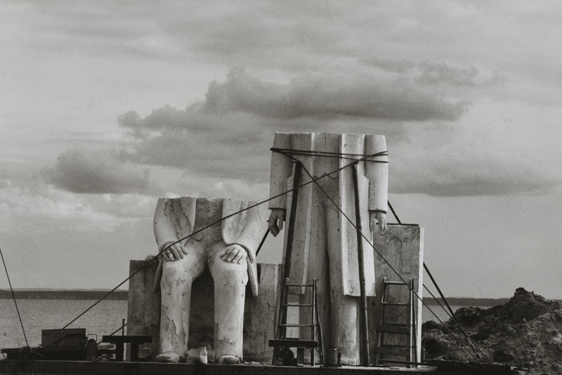 1984年5月,在東柏林紀念碑正式落成前兩年,攝影師西比勒.伯格曼(Sibylle Bergemann)在東德格門(Gummlin)記錄了這批雕像的「誕生」。在她的鏡頭下,這場原本慶祝意識形態勝利的建構工程,卻呈現出如廢墟般的哀悼氣氛。(Das Denkmal, Gummlin, Usedom, mai 1984/© Succession Sibylle Bergemann)