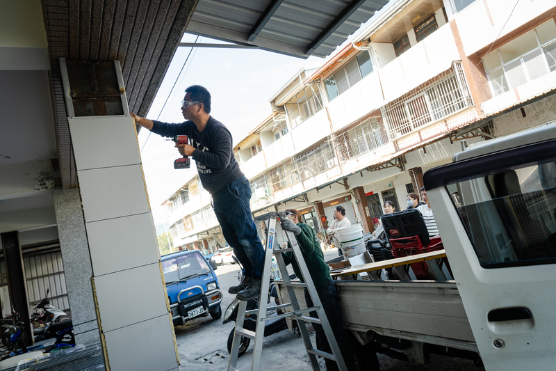 過年前，楠西小太陽關愛協會課輔主任林蕙君家外圍的梁柱，進行最後的包覆補強工程。（攝影／馬雨辰）