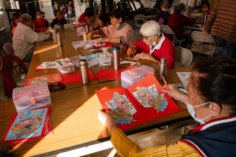 楠西區東勢里民活動中心正開辦「樂齡健智學堂」，同學們應景地為門神彩繪上色。（攝影／馬雨辰）