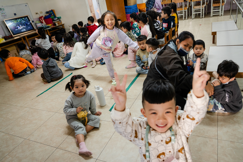 嘉南地震時，一間門面與辦公室受損的幼兒園，現已修復完工，孩子們在裡頭上課。（攝影／馬雨辰）