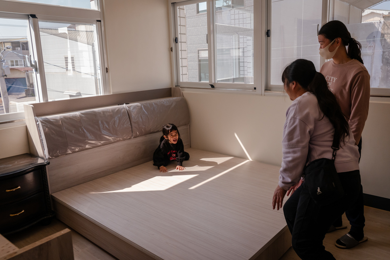 楠西芭樂青農呂英瑛（中）帶著我們串門子。里長太太的兒子家，歷經一年終於整修完畢，孩子在寬廣許多的空間盡情活動。（攝影／馬雨辰）