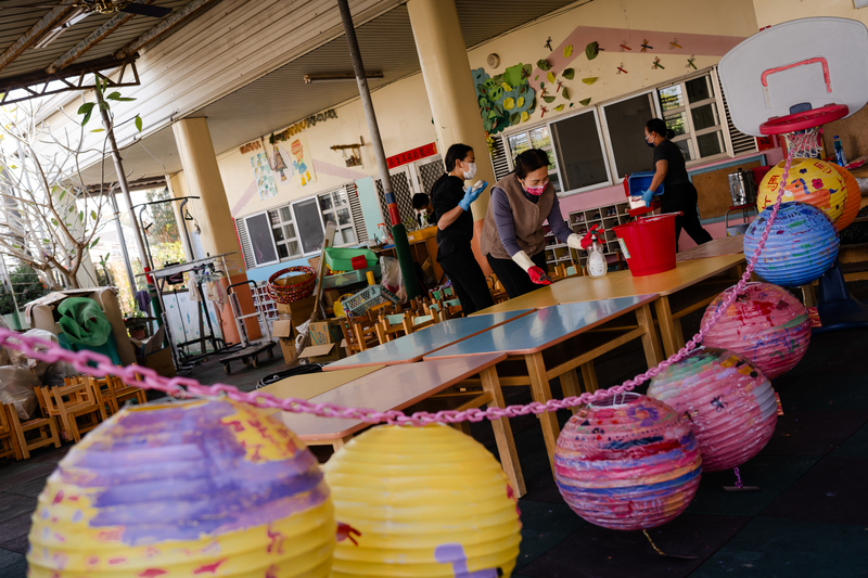 年關將近，幼兒園老師們進行大掃除，除舊布新。（攝影／馬雨辰）