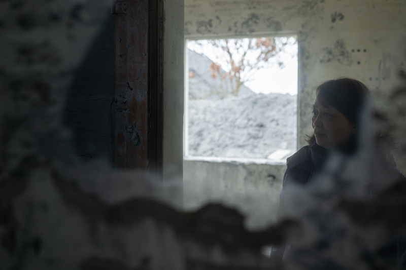 佛祖街居民吳彩蓮15年前和姊妹們一起來到光復居住,原本以為終於能過上理想的退休生活,堰塞湖卻在一夕間沖毀了她的家。(攝影/謝佩穎)