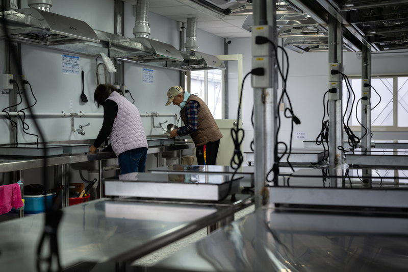 中繼屋為了消防安全,將餐廳、廚房、洗衣場集中設置,需要跟所有的住戶共用。(攝影/謝佩穎)