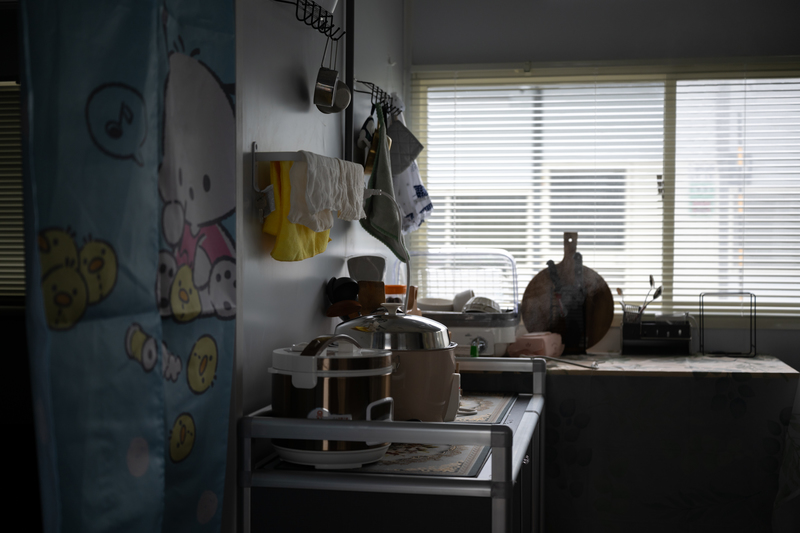有些居民鮮少使用公用廚房與餐廳,會在中繼屋內簡單放小家電煮食。(攝影/謝佩穎)