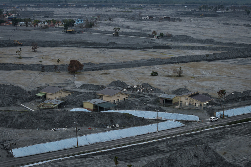 吳彩蓮與其妹妹退休後自蓋的三間房屋,仍被堆積如山的淤泥包圍,因此她們只能暫時住在中繼屋度過新年。(攝影/謝佩穎)