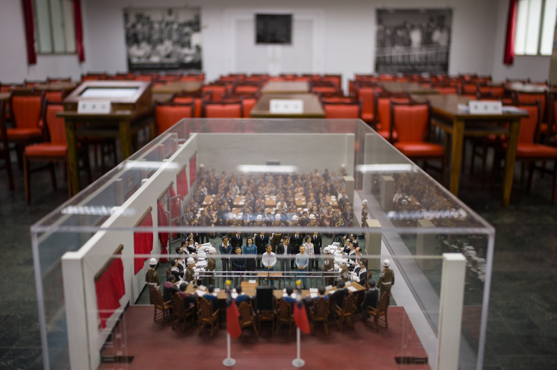 國家人權博物館白色恐怖景美紀念園區內保留著1980年2月28日美麗島大審的法庭,並以模型重現開庭的情景。(攝影/黃世澤)