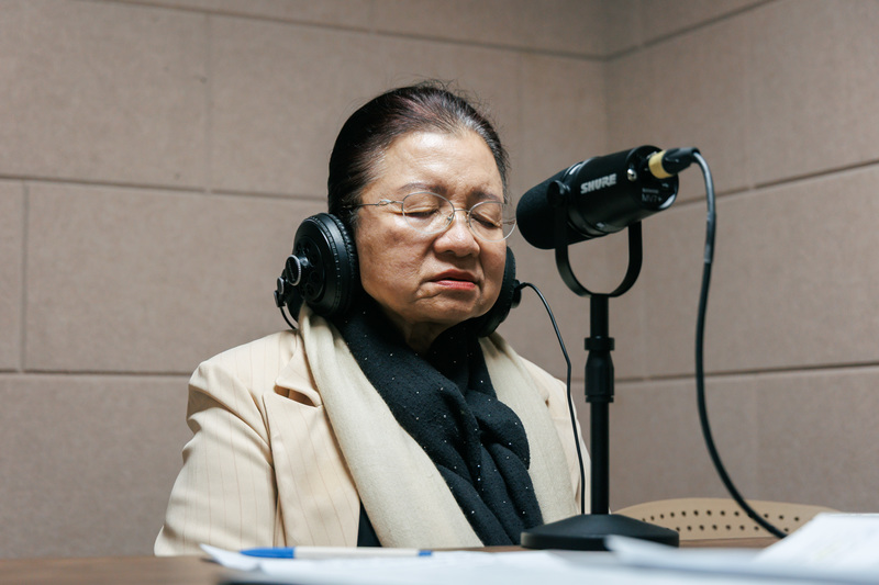 受訪時,田秋堇閉眼沉思。身為林宅血案現場的第一見證者,40多年來,關於恐懼與悲劇的記憶未曾磨滅;她表示,唯有讓大眾瞭解歷史的真相,才能防範悲劇重演,讓後代不再懷著恐懼過日子。(攝影/鄭宇辰)