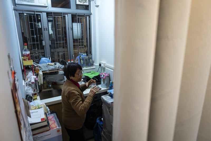 Dorz的奶奶在過渡性房屋中以電磁爐搭起小廚房,開伙煮飯。(攝影/陳朗熹)