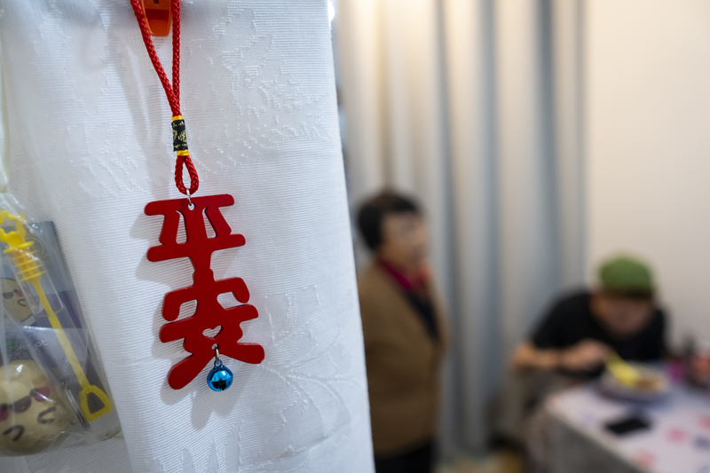 來年平安健康,盡快得知長期安置方案的相關規劃,是不少宏福苑居民的馬年願望。圖為Dorz和奶奶過渡性房屋中的吊飾。(攝影/陳朗熹)