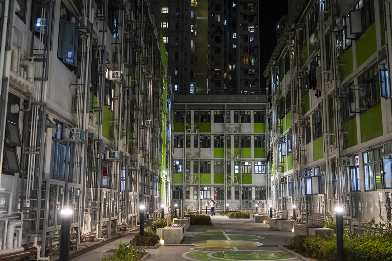 由於香港政府未對宏福苑大火災民公布過渡性房屋的可居住期限,加上今年1月初曾發生被要求在2~3週內搬離特定過渡屋的事件,部分居民至今不敢輕易添置家具,心情處於不確定性之中。圖為香港啟德的過渡性房屋。(攝影/陳朗熹)