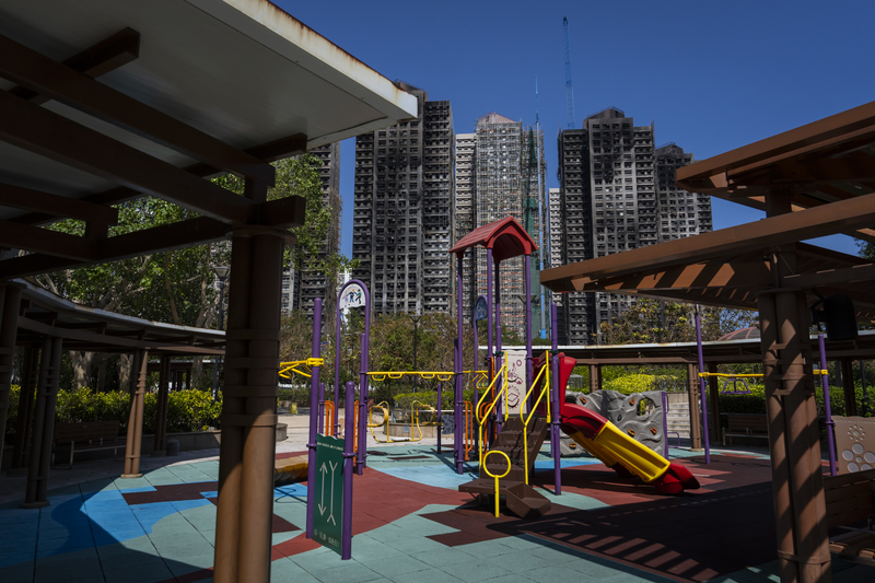 Winky生活了25年的家宏昌閣是火災起火點。她回憶,從住家往外看,可俯瞰進入大埔區的大型迴旋處。(攝影/陳朗熹)