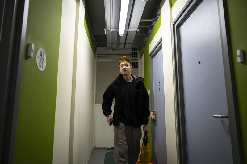 宏福苑宏新閣居民Dorz和奶奶災後搬到距離大埔車程約1小時、位於啟德的過渡性房屋「啟福居」。祖孫倆目前分居於2個約3~4坪的房間,奶奶住在1樓、Dorz住在4樓。(攝影/陳朗熹)