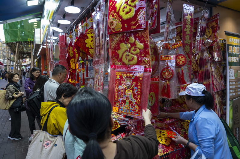 年關將至,香港大埔區街市上居民採買新年用品。(攝影/陳朗熹)