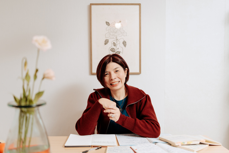 「把故事過得比生活大，把劇中人看成比家人朋友還真還親」，是施如芳對編劇的信念。（攝影／鄭宇辰）