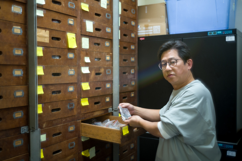 邱鴻霖是國內少數研究墓葬人骨的專家,中研院考古團隊請他鑑定植物園遺址人骨之謎。(攝影/黃世澤)