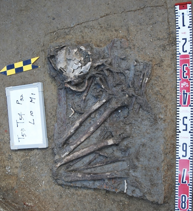 國語實小旁的考古現場,剛挖掘出土的M1人骨。(圖片提供/邱鴻霖)