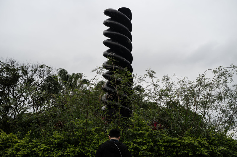 1947年3月8日,國民黨政府軍隊由基隆上岸開始「鎮壓」,透過步槍、機槍射擊民眾,首當其衝的基隆死傷慘重,碼頭、河流皆有眾多浮屍,街上一片死寂。為了悼念受難者及紀念基隆二二八事件,基隆市政府在基隆港東面的中正公園內建造紀念碑,於1996年落成。(攝影/楊子磊)