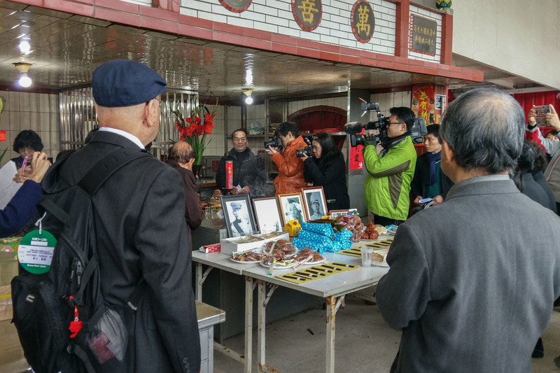 青山惠先於2016年被認定為二二八事件受難者,隔年,即二二八事件70週年之際,青山惠先之子青山惠昭帶領其他沖繩二二八受難者家屬一同前往和平島的社寮外嶋集善堂,祭悼沖繩受難者。戴鴨舌帽背對鏡頭者,即是青山惠昭。(攝影/何昱泓)