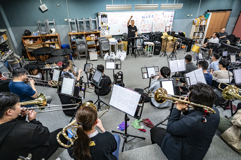 當國家隊應援團練習演奏時，來自中華職棒6隊的代表們也常到場確認細節、模擬球場情境。（攝影／陳曉威）