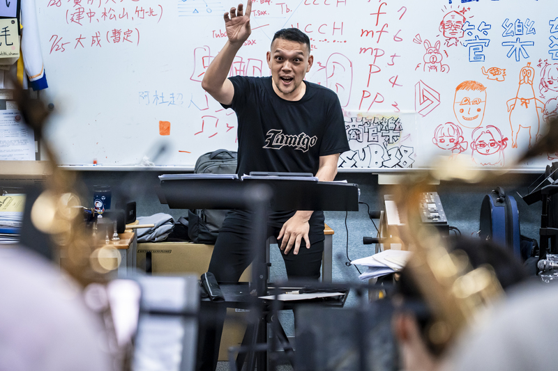 2026 WBC開始前一週，指揮余勤芹帶領久未集結、平時分散台灣各地、各自練習棒球音樂的樂手們，加緊進行團練。（攝影／陳曉威）