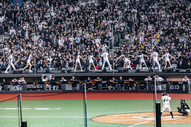 在瞬息萬變的球場上，樂手們的視線只能集中在樂譜、指揮和各應援團團長身上，必須靠聲音辨認賽況。（攝影／陳曉威）