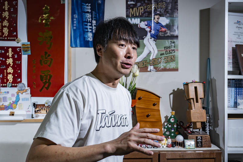 投入看球近40年，八角塔男聲合唱團團長鄭睦群將台灣的棒球音樂編寫成音樂會，從嘉義農林學校校歌到職棒6隊組曲，完整講述棒球與台灣人百年來的歷史連結。（攝影／陳曉威）